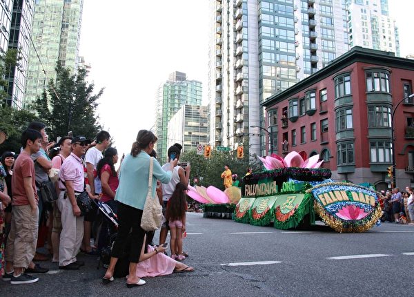 法轮功学员参加了2015年7月1日当天在温哥华地区举行的三场国庆游行，受到民众热烈欢迎。（明慧网）
