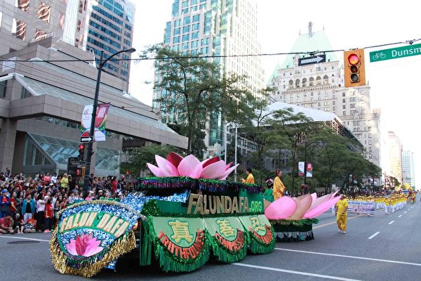 法轮功学员参加了2015年7月1日当天在温哥华地区举行的三场国庆游行，受到民众热烈欢迎。（明慧网）