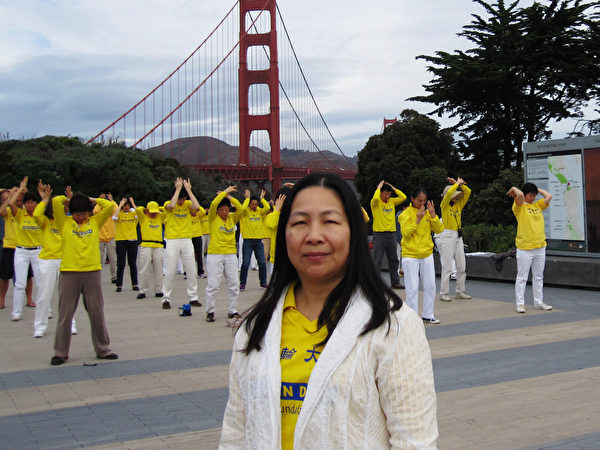 2014年10月，朱洛新參加美國舊金山法輪功活動。（朱洛新提供）