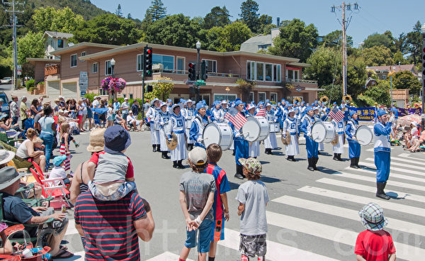 2015年7月4日，旧金山湾区马林县国庆游行。图为法轮功天国乐团的队伍。（马有志/大纪元）