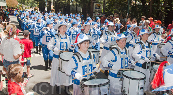 2015年7月4日，旧金山湾区马林县国庆游行。图为法轮功天国乐团的队伍。（马有志/大纪元）