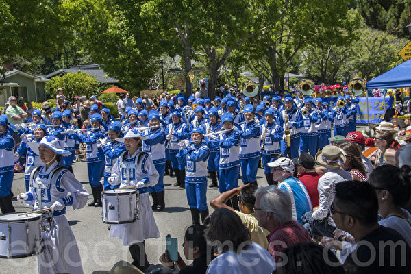 2015年7月4日，旧金山湾区马林县美国独立日游行。图为法轮大法天国乐团的队伍。（曹景哲／大纪元）