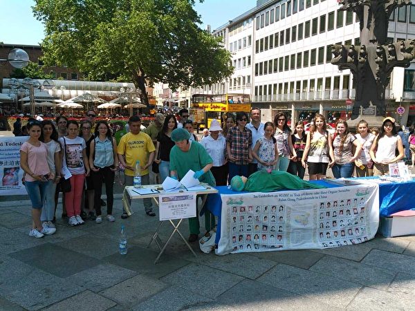 土耳其一家护士学校的师生与法轮功学员合影，他们表示支持法轮功学员，反对中共迫害法轮功。（明慧网）