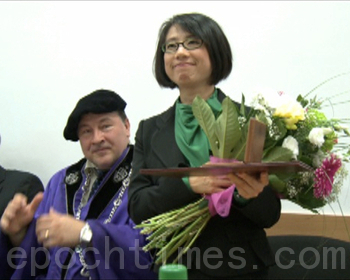 張鳳英的女兒麗薩‧吳帶母親領取了。「捍衛人權和信仰」金獎。（大紀元資料室）

