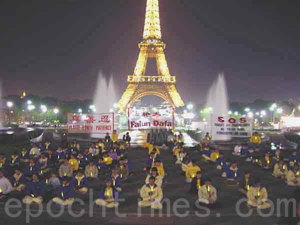 2012年7月，法国巴黎，法轮功学员举办烛光悼念因迫害致死的法轮功学员。（明慧网）