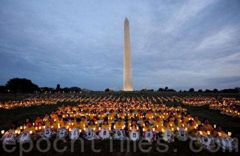 2012年7月，美国华盛顿DC，法轮功学员举办烛光悼念会，悼念被迫害致死的法轮功学员。（大纪元）