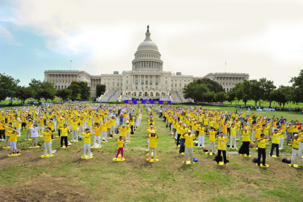 法轮功学员在美国首都华盛顿DC国会前炼功。（戴兵／大纪元）