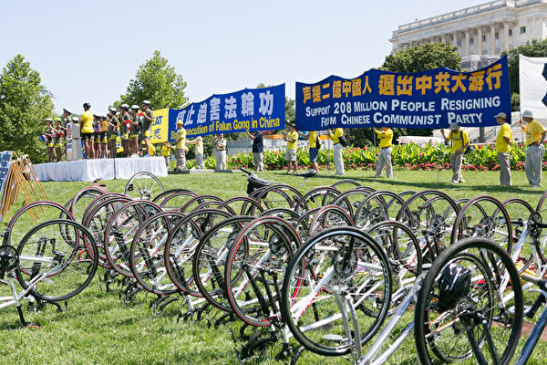 华来自15个国家的25位少年骑自行车抵达美国首都华盛顿国会山西草坪。（李莎／大纪元）