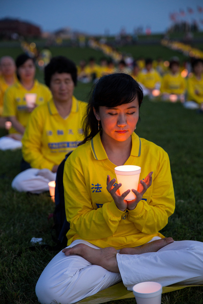 2015年7月16日華盛頓DC國家大草坪上舉行燭光守夜活動。（戴兵／大紀元）