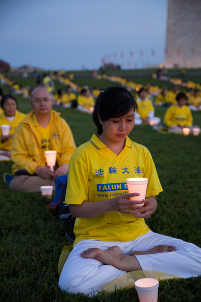 2015年7月16日晚，美國地區部分法輪功學員彙集在首都華盛頓DC紀念碑前舉行燭光夜悼。（戴兵/大紀元）