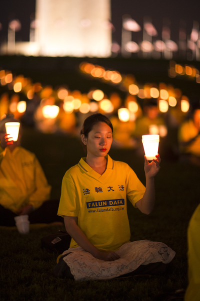 2015年7月16日晚，美國地區部分法輪功學員彙集在首都華盛頓DC紀念碑前舉行燭光夜悼。（愛德華/大紀元）