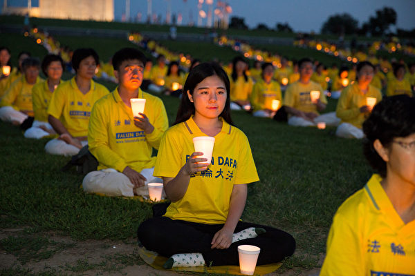 2015年7月16日晚，美國地區部分法輪功學員彙集在首都華盛頓DC紀念碑前舉行燭光夜悼。（戴兵/大紀元）