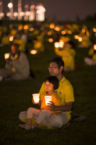 2015年7月16日晚，美國地區部分法輪功學員彙集在首都華盛頓DC紀念碑前舉行燭光夜悼。（愛德華/大紀元）