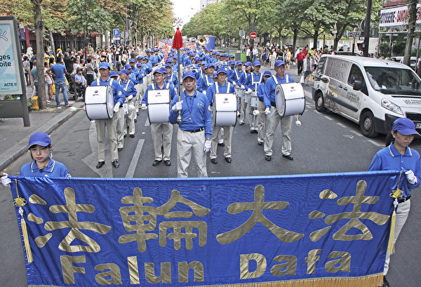 游行队伍走在华人居住的街区
（叶萧斌/大纪元）
