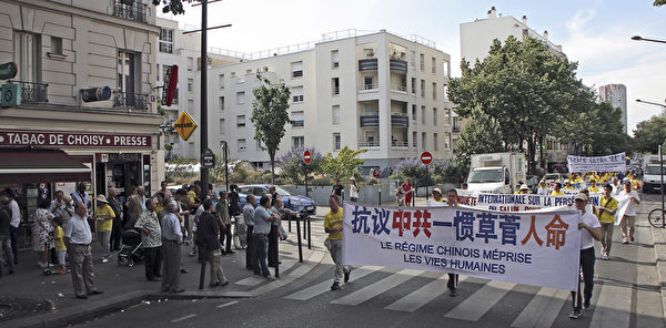 游行队伍走在华人居住的街区
（叶萧斌/大纪元）