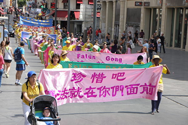游行队伍走在华人居住的街区
（叶萧斌/大纪元）