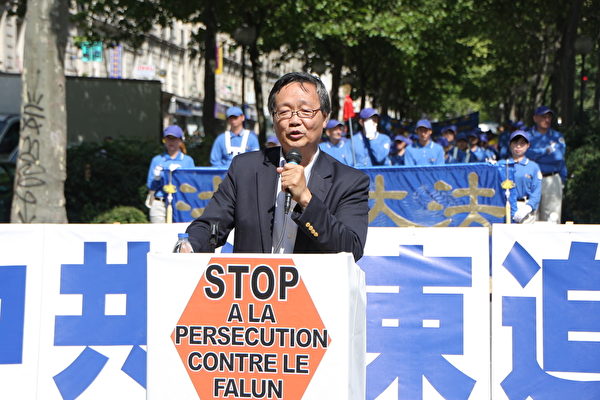 欧洲佛学会主席吴文昕先生在巴黎美丽城游行时演讲，提请珍贵的中国同胞顺天象变化，了解法轮功真相。
（叶萧斌/大纪元）