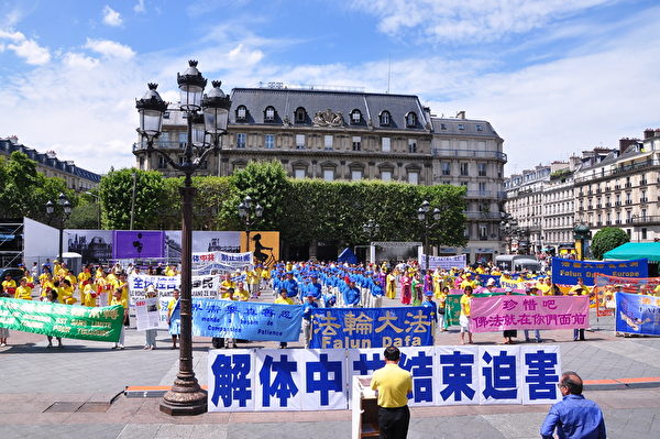 歐洲法輪功學員的遊行隊伍到達上午路線的終點——巴黎市政府廣場
（金湖/大紀元）
