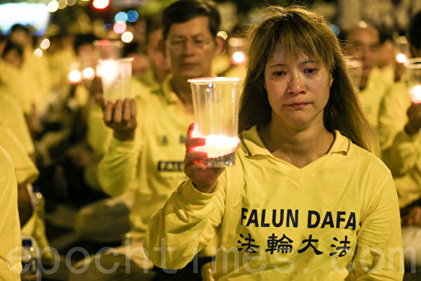 台灣部分法輪功學員18日晚間在總統府前凱達格蘭大道舉行燭光悼念會，悼念被中共迫害致死的法輪功學員。（白川／大紀元）