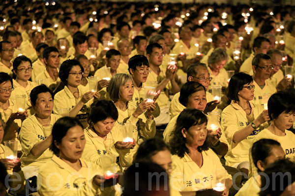 台灣部分法輪功學員18日晚間在總統府前凱達格蘭大道舉行燭光悼念會，悼念被中共迫害致死的法輪功學員。（白川／大紀元）