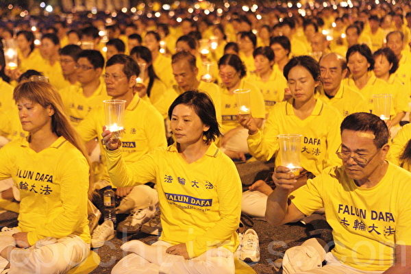 台灣部分法輪功學員18日晚間在總統府前凱達格蘭大道舉行燭光悼念會，悼念被中共迫害致死的法輪功學員。（林仕傑／大紀元）