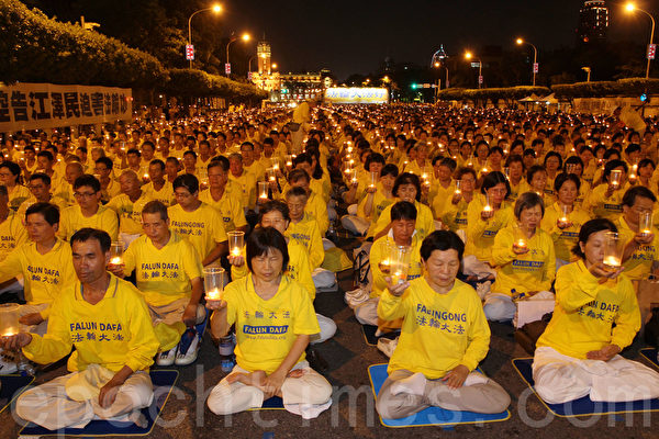 台灣部分法輪功學員18日晚間在總統府前凱達格蘭大道舉行燭光悼念會，悼念被中共迫害致死的法輪功學員。（王嘉益／大紀元）