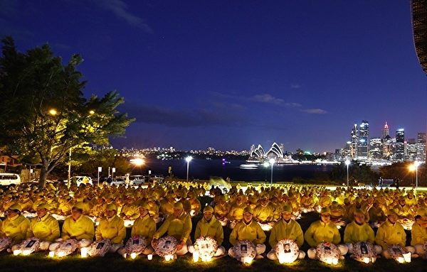 7月19日下午，在悉尼北岸著名的風景區彌爾森角（Milsons Point）的Bradfield Park，悉尼地區部分法輪功學員近4百人，為紀念7.20反迫害16年，舉行了燭光悼念。（沈科/大紀元）