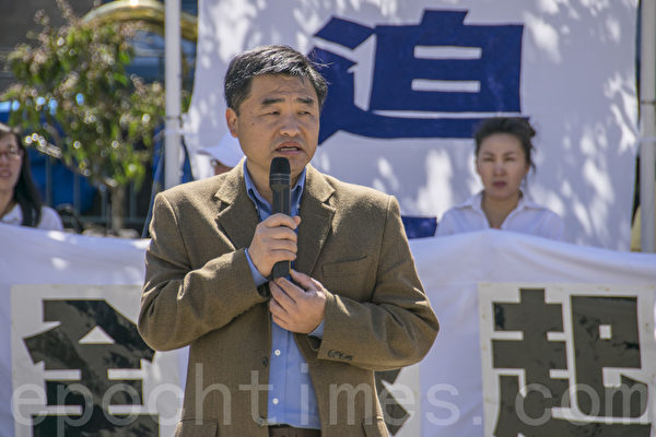 7月18日下午，旧金山湾区法轮功学员在中国城花园角广场举办了今年的“七二零”反迫害集会。图为中国问题专家蓝述在集会上发言。（曹景哲／大纪元）