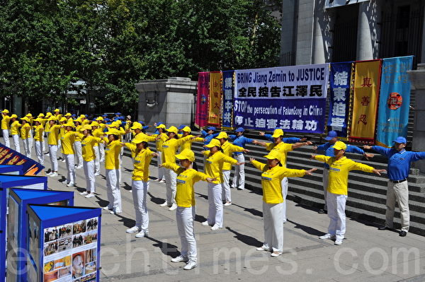 法輪功學員在「聲援全民控告江澤民」集會上做功法表演。（唐風/大紀元）