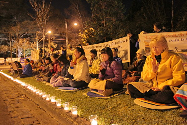 2015年7月20日晚，澳洲墨爾本法輪功學員在中領館前舉行反迫害燭光悼念活動。（陳明／大紀元）