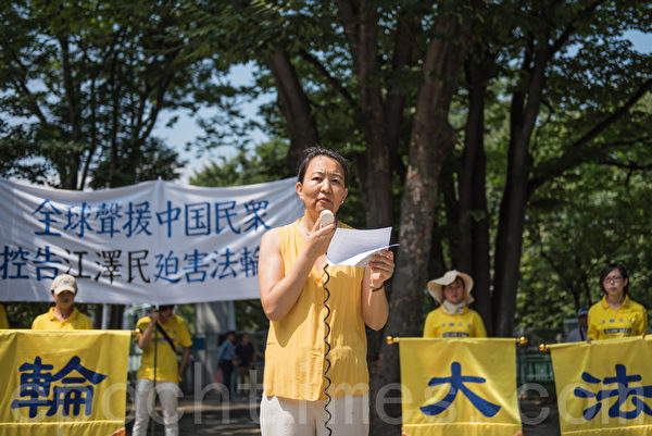 法轮功学员姚女士在反迫害集会上发言，声援超过8万中国民众控告前中共党魁江泽民。（游沛然/大纪元）