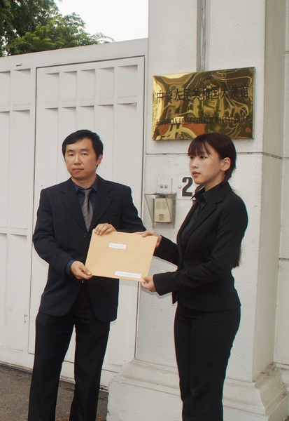 法轮功学员代表到中共驻马大使馆递交抗议信。（徐长乐/大纪元）