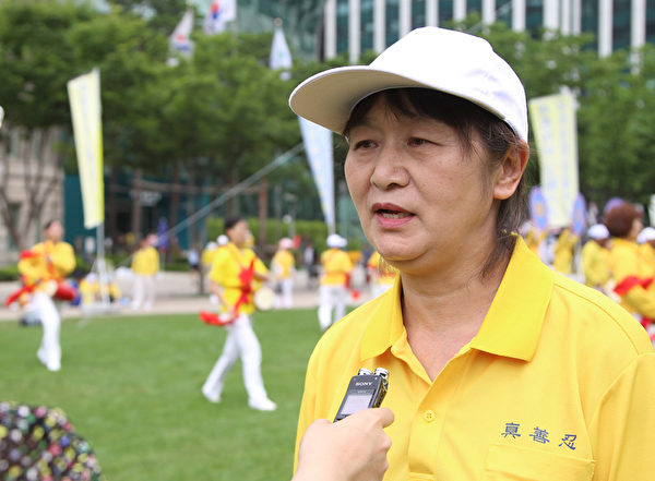 7月20日，韩国法轮功学员在首尔广场举行7.20十六周年反迫害活动。图为驻韩华人法轮功学员姜秀菊接受采访。（全宇/大纪元）