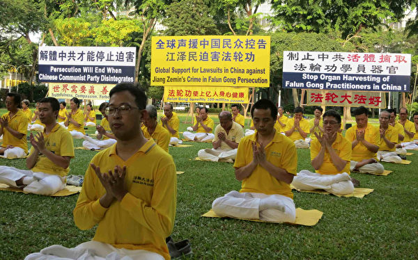 反迫害16周年，新加坡法轮功学员在芳邻公园举办活动，传播法轮功真相，并将“诉江大潮”广告民众。（明慧网）