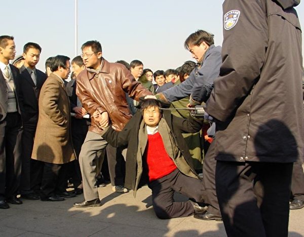 從1999年7月20日法輪功被非法取締後，數10萬法輪功學員不顧重重阻撓，冒著被抓被打的危險，想方設法到北京上訪向政府說明真實情況。（明慧網）