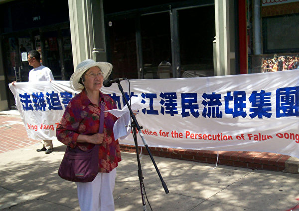 北京人大附中退休教师谈女士讲述女儿目前仍在大兴女子监狱被非法关押。（童云/大纪元）