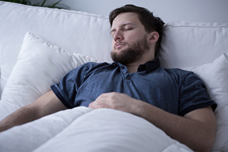 英國一項研究發現，睡眠能增加回想起舊事的能力。圖為一名在睡覺的男子。（Fotolia）