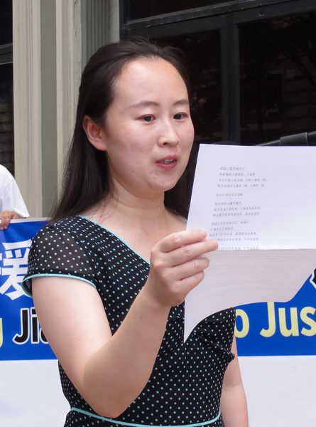 清华校友王兰兰女士在费城中国城为民众带来歌曲《山歌》，表达退党及起诉江泽民定会给中华民族带来希望。（司瑞/大纪元）