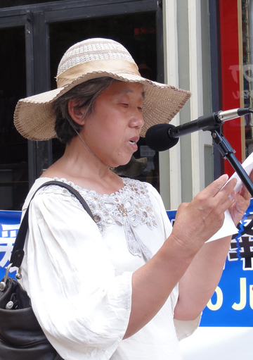 活摘器官幸存者田忠凤女士在声援诉江集会上讲述自己遭迫害经历。（司瑞/大纪元）
