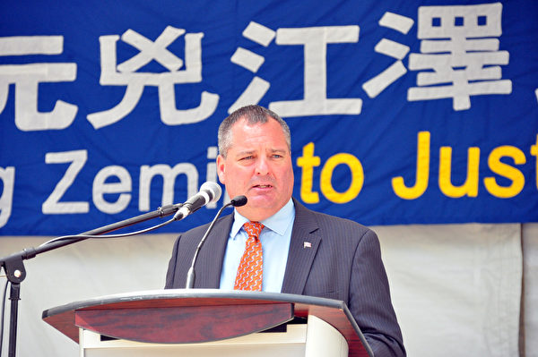 在7月18日多伦多的一个集会上，加拿大国会议员Brad Butt在发言中支持中国海内外法轮功学员反迫害，以及控告迫害元凶江泽民。（周行/大纪元）