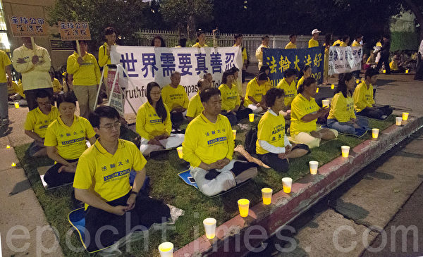 7月19日晚，张勇和200多名法轮功学员在洛杉矶中领馆前进行烛光夜悼，纪念被迫害致死的同修。（季媛／大纪元）