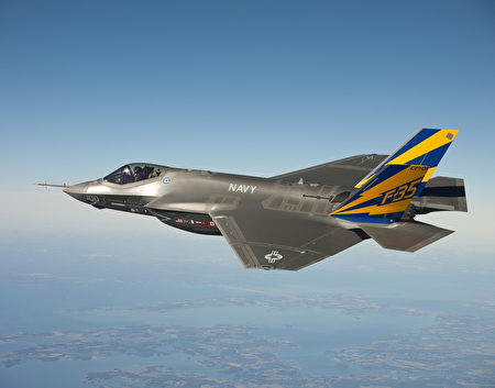 7月31日（週五），美國海軍陸戰隊發表聲明說，洛克希德‧馬丁公司開發的F-35戰鬥機已經具備了美軍認可的初始作戰能力，將投入美軍服役。圖為F-35C在2011年測試時試飛的照片。(U.S. Navy photo courtesy Lockheed Martin via Getty Images)