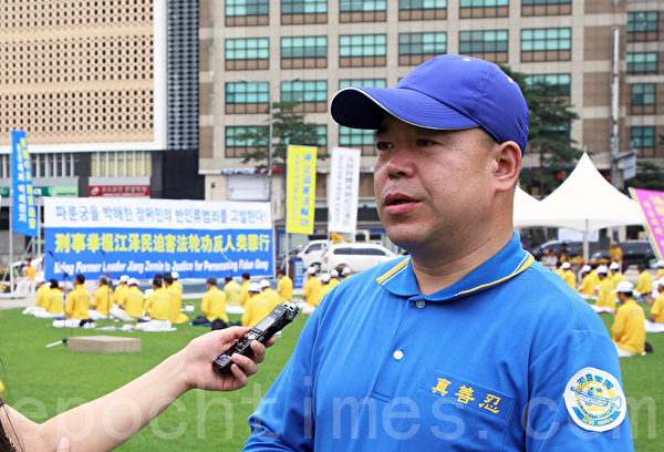 7月20日，韩国法轮功学员在首尔广场举行“7.20十六周年反迫害”活动。图为华人法轮功学员金哲南接受采访。（全宇/大纪元）