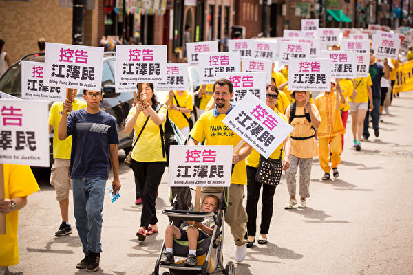 2015年8月1日，来自美国中部11个州的部分法轮功学员，在芝加哥中国城举行盛大游行，声援海内外法轮功学员和民众起诉江泽民。（陈虎/大纪元）