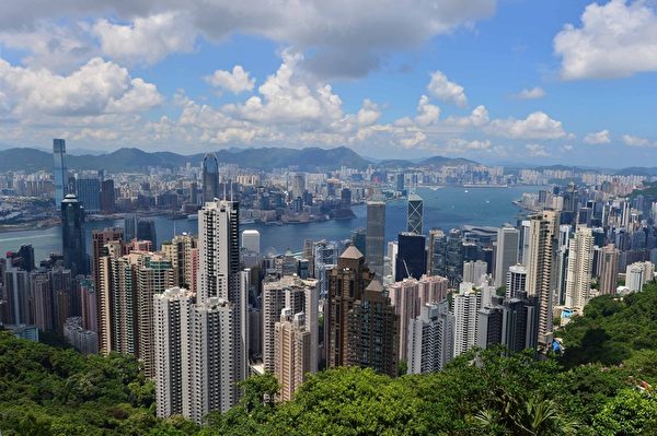 从香港太平山顶广场俯瞰维多利亚港（郭威利/大纪元）