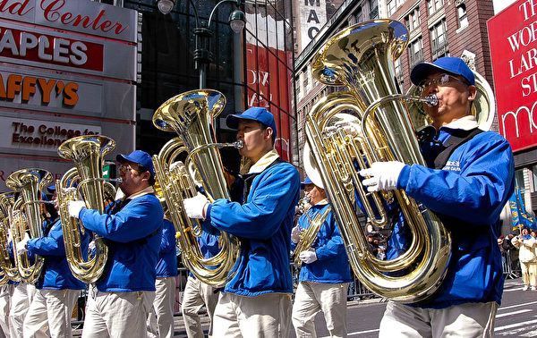 紐約天國樂團十年輝煌歷程。紐約天國樂團2006年3月25日，參加美國紐約曼哈頓法輪功解體中共結束迫害大遊行。（戴兵／大紀元）