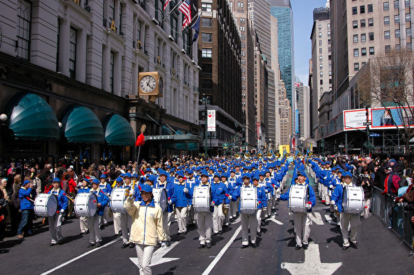 紐約天國樂團十年輝煌歷程。紐約天國樂團2006年3月25日，參加美國紐約曼哈頓法輪功解體中共結束迫害大遊行。（戴兵／大紀元）