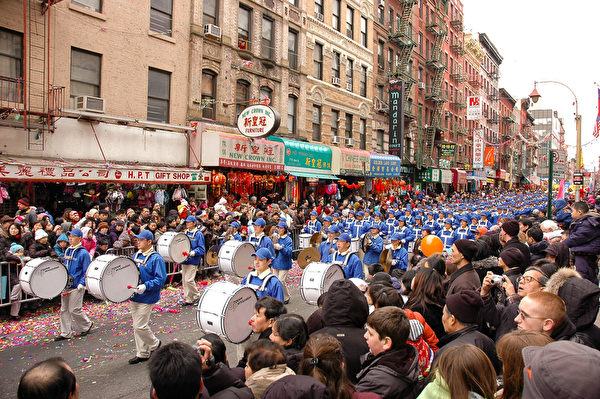紐約天國樂團十年輝煌歷程。紐約天國樂團2007年2月25日，參加美國紐約曼哈頓中國城慶祝中國新年大遊行。（戴兵／大紀元）