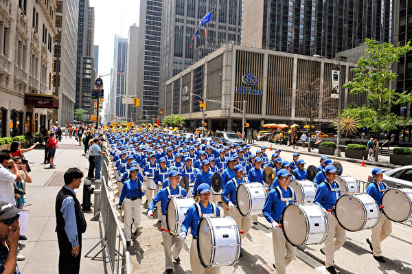 紐約天國樂團十年輝煌歷程。紐約天國樂團2009年6月6日，參加美國紐約曼哈頓法輪功解體中共結束迫害大遊行。（戴兵／大紀元）