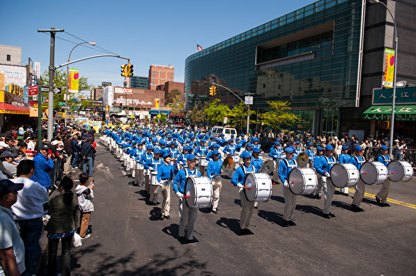 紐約天國樂團十年輝煌歷程。紐約天國樂團2010年4月24日，參加美國紐約法拉盛法輪功紀念4.25解體中共結束迫害大遊行。（戴兵／大紀元）